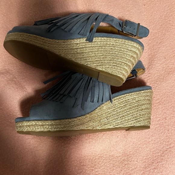 Ladies Blue Suede Open Toed Shoes - Picture 2 of 3